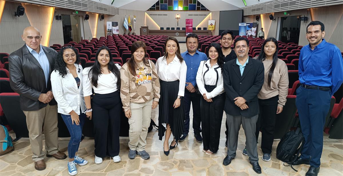 Parte del equipo de organización y los expositores especiales invitados